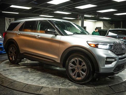 Used 2022 Ford Explorer XLT w/ Equipment Group 202A image 5