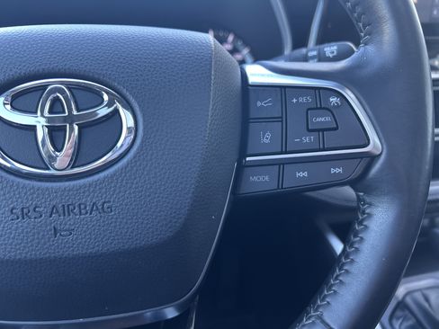 Used 2020 Toyota Highlander XLE image 19