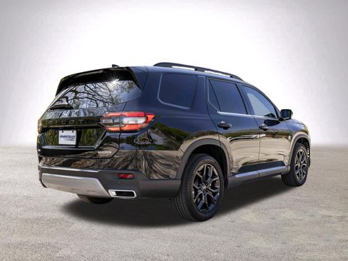 Used 2025 Honda Pilot Touring image 9