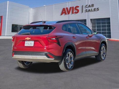 Used 2025 Chevrolet Trax LT w/ LT Convenience Package image 6