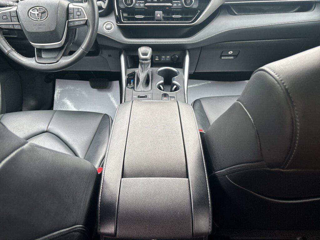 Used 2022 Toyota Highlander XLE AWD/4WD image 28