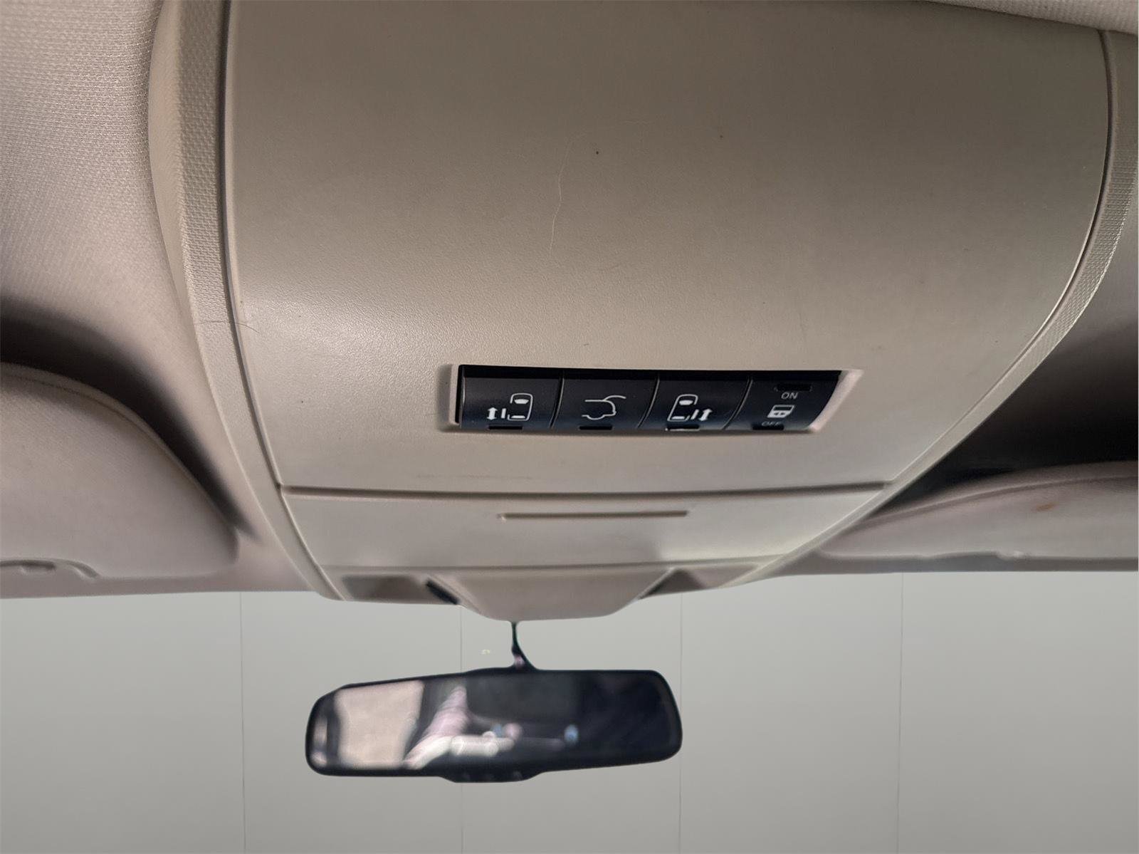 Used 2015 Chrysler Town & Country Touring FWD image 20