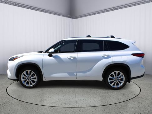 Used 2023 Toyota Highlander Limited FWD image 5