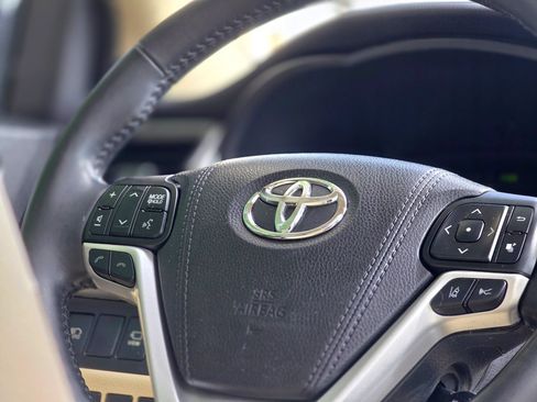 Used 2017 Toyota Highlander Limited Platinum AWD/4WD image 18