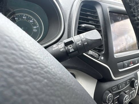 Used 2021 Jeep Cherokee Latitude Lux w/ Comfort/Convenience Group AWD/4WD image 25