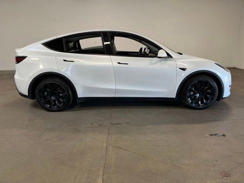 Used 2024 Tesla Model Y Long Range AWD/4WD image 2