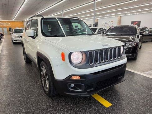 Used 2016 Jeep Renegade Latitude FWD image 3
