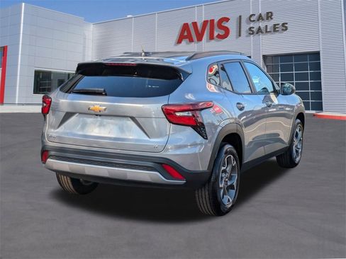 Used 2025 Chevrolet Trax LT w/ LT Convenience Package image 6