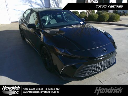 Used 2025 Toyota Camry SE image 1