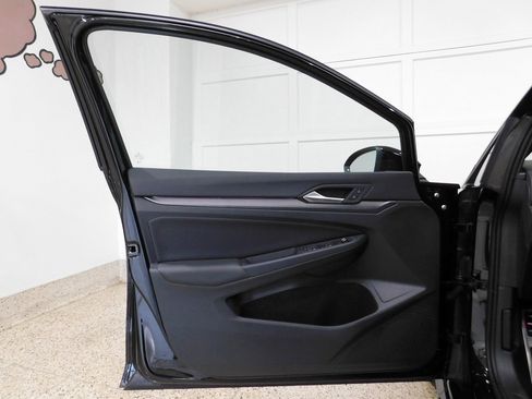 Used 2025 Volkswagen Golf image 27