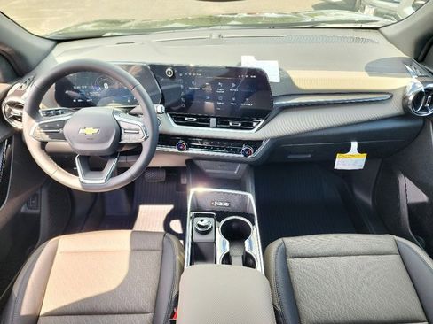 New 2026 Chevrolet Equinox LT w/ Convenience Package II image 2