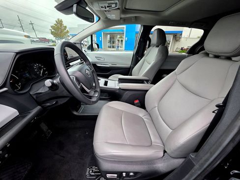 Used 2026 Toyota Sienna XLE FWD image 19