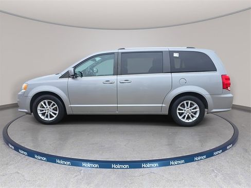 Used 2019 Dodge Grand Caravan SXT image 9