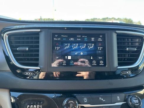 Used 2020 Chrysler Pacifica Touring-L image 32