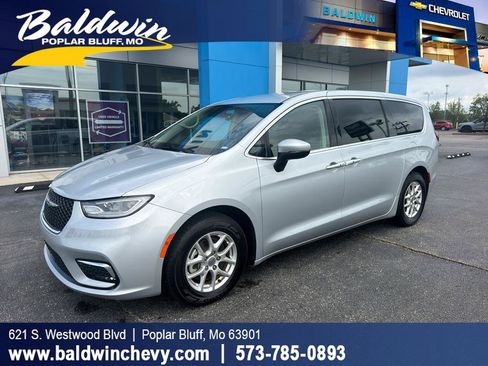 Used 2023 Chrysler Pacifica Touring-L FWD image 1
