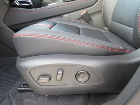 New 2026 Chevrolet Traverse RS w/ LPO, Floor Liner Package FWD image 21