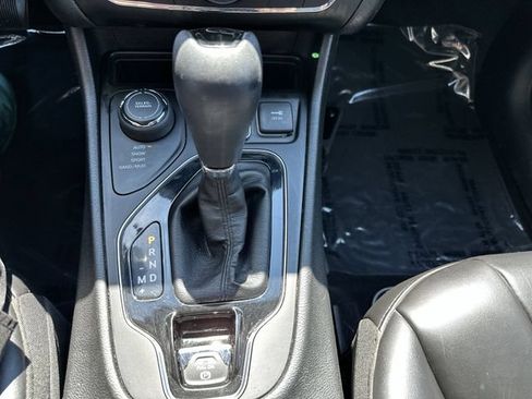 Used 2019 Jeep Cherokee Latitude Plus AWD/4WD image 23