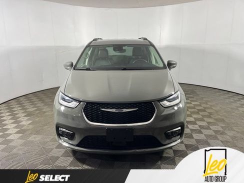 Used 2022 Chrysler Pacifica Touring-L FWD image 2