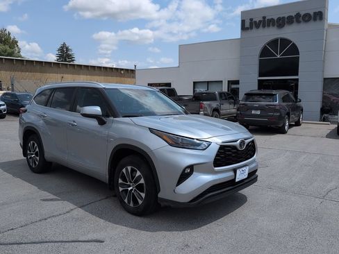 Used 2023 Toyota Highlander XLE AWD/4WD image 2