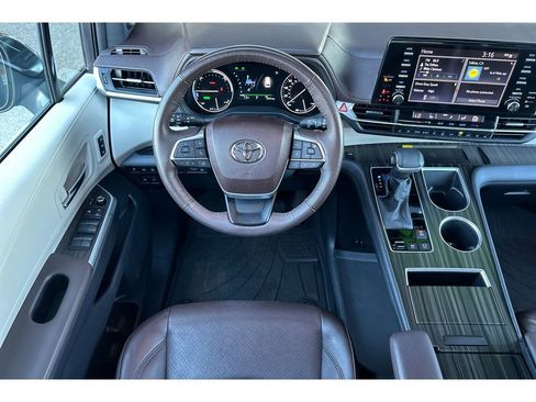 Certified 2023 Toyota Sienna Platinum image 15