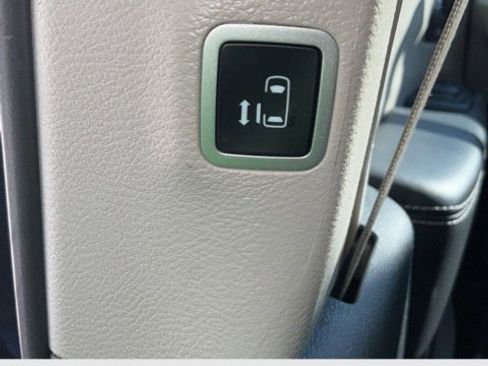 Used 2023 Chrysler Pacifica Touring-L image 22
