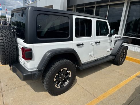 Used 2024 Jeep Wrangler Unlimited Rubicon w/ Convenience Group AWD/4WD image 3