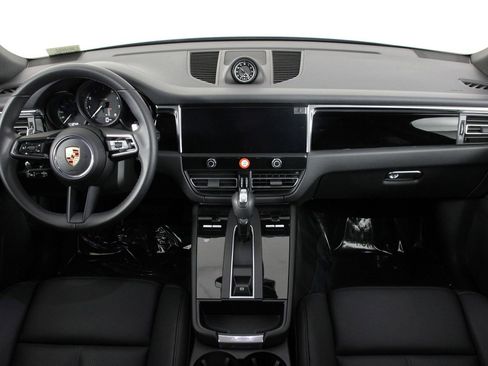 Certified 2025 Porsche Macan image 11
