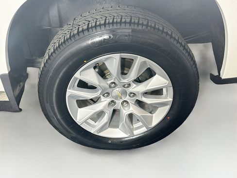 Used 2020 Chevrolet Silverado 1500 Custom w/ Custom Value Package image 11