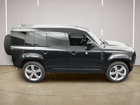 Used 2025 Land Rover Defender 110 X-Dynamic SE AWD/4WD image 34