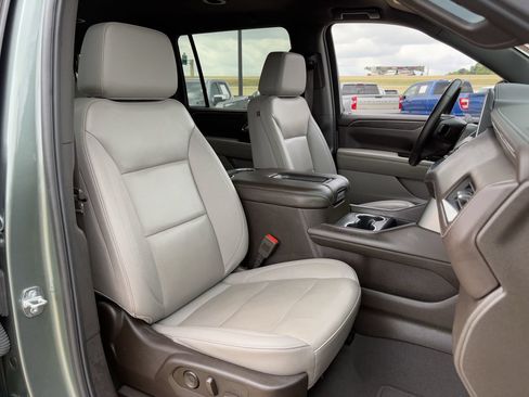 Used 2024 Chevrolet Suburban LT RWD image 31