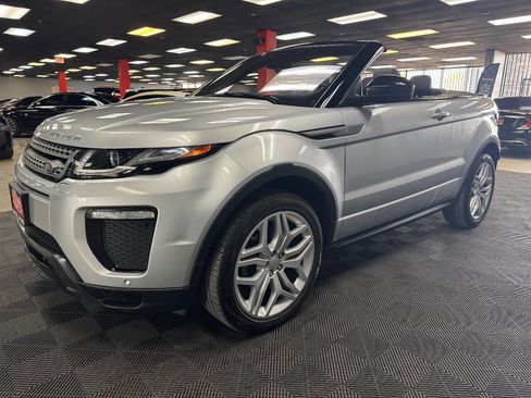 Used 2018 Land Rover Range Rover Evoque SE Dynamic image 9