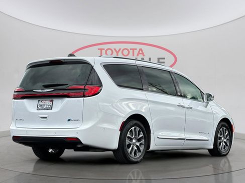 Used 2024 Chrysler Pacifica Pinnacle image 3