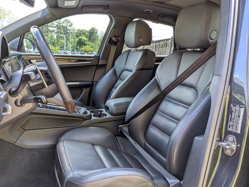 Certified 2026 Porsche Macan AWD/4WD image 5