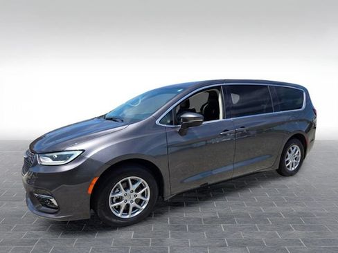 Used 2023 Chrysler Pacifica Touring-L FWD image 3