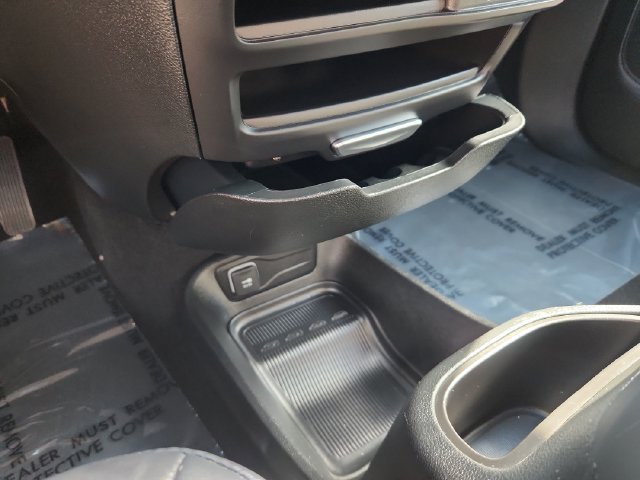 Used 2025 Chrysler Pacifica Select FWD image 46