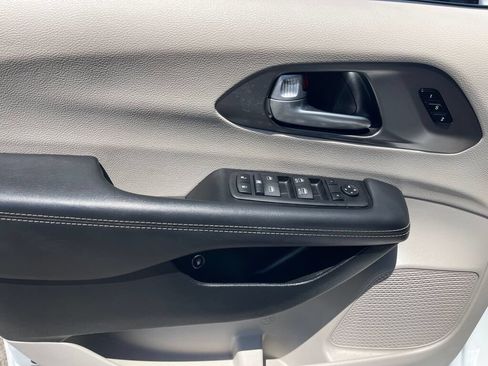 Used 2024 Chrysler Pacifica Limited FWD image 8