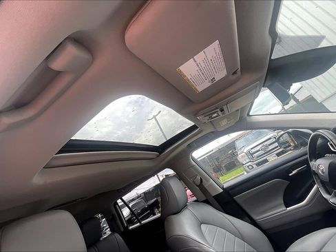 Used 2022 Toyota Highlander XLE AWD/4WD image 27