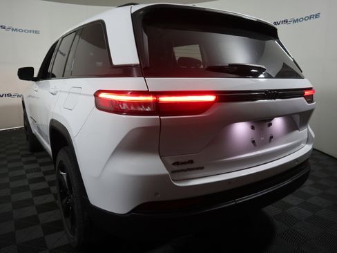 Used 2023 Jeep Grand Cherokee Altitude image 9