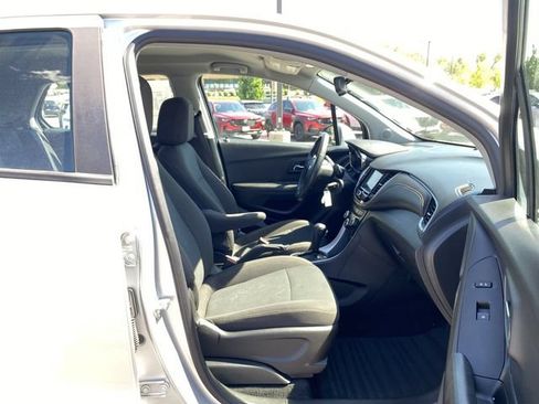 Used 2018 Chevrolet Trax LS AWD/4WD image 24