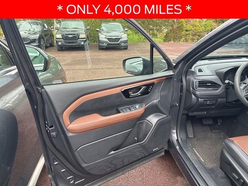 Used 2025 Subaru Forester Touring image 11