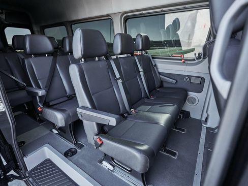 Used 2018 Mercedes-Benz Sprinter 2500 image 25