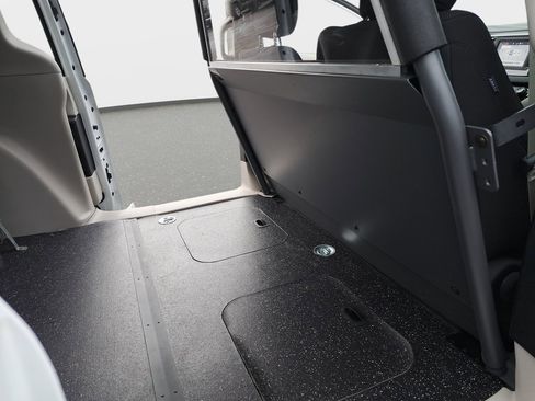 Used 2023 Chrysler Voyager LX image 12