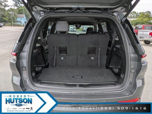 Used 2023 Jeep Grand Cherokee L Laredo image 10