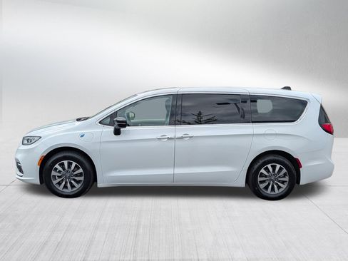 Used 2024 Chrysler Pacifica Limited FWD image 4