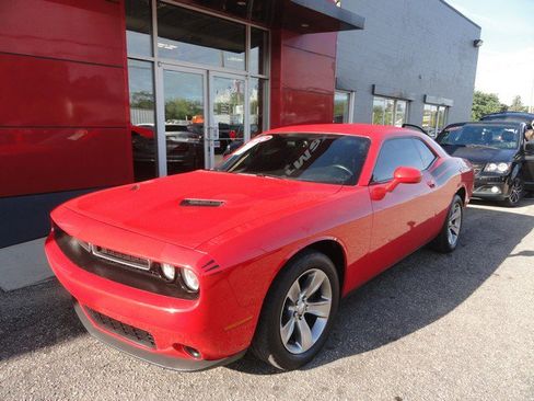 Used 2016 Dodge Challenger SXT image 2