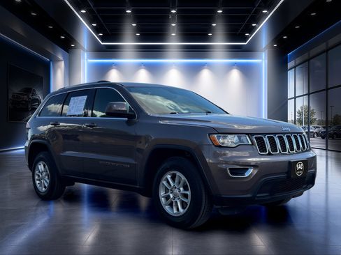 Used 2018 Jeep Grand Cherokee Laredo AWD/4WD image 2