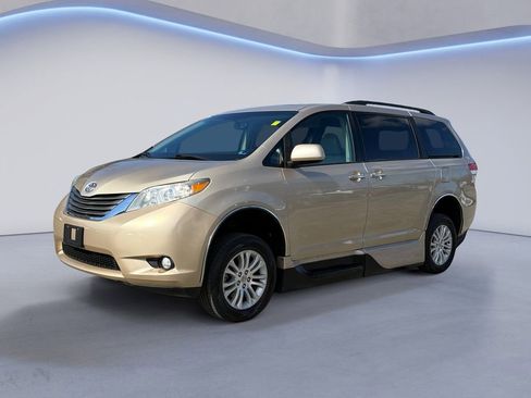 Used 2013 Toyota Sienna XLE w/ Premium Pkg image 7