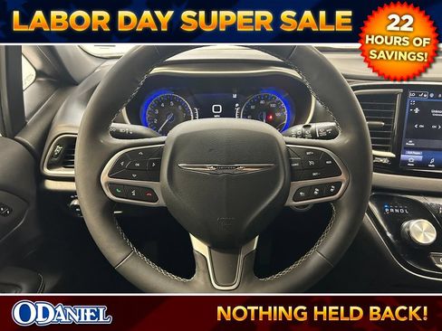 Used 2025 Chrysler Pacifica Select FWD image 9