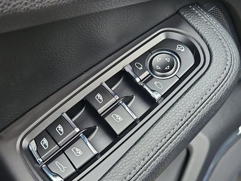 Certified 2023 Porsche Macan AWD/4WD image 30