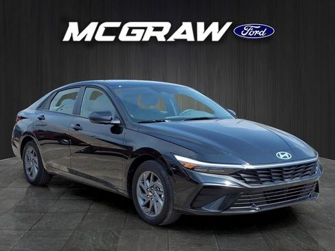 Used 2025 Hyundai Elantra Hybrid FWD image 3